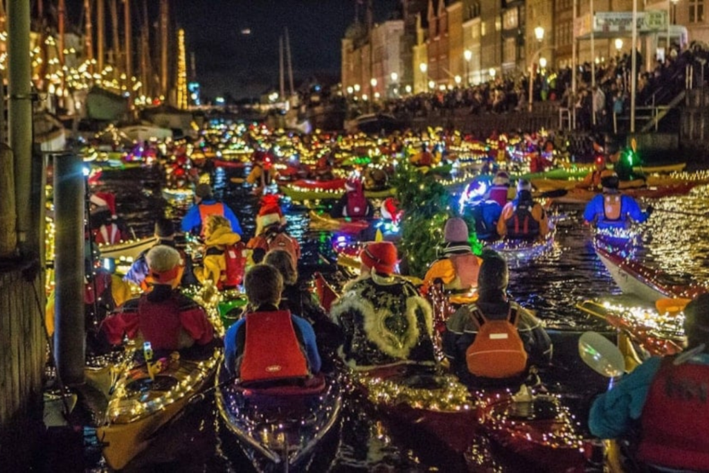 Floating Santa Lucia Parade in Copenhagen - Visitcopenhagen.com/Kayak Bar PR