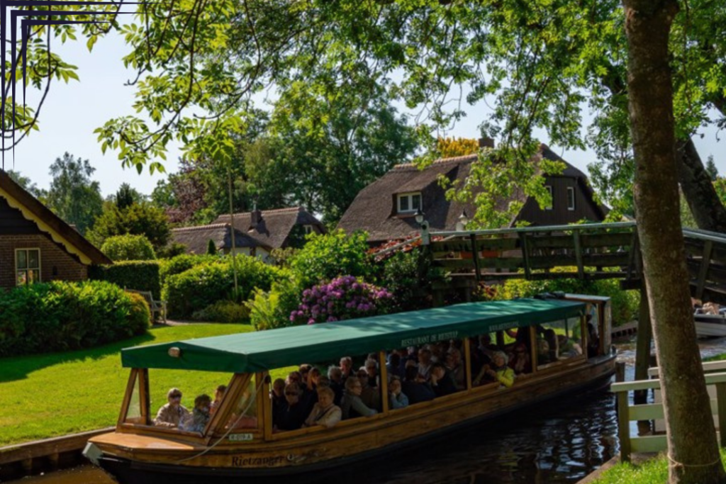 Canal Cruise in Giethoorn - Giethoorn.com