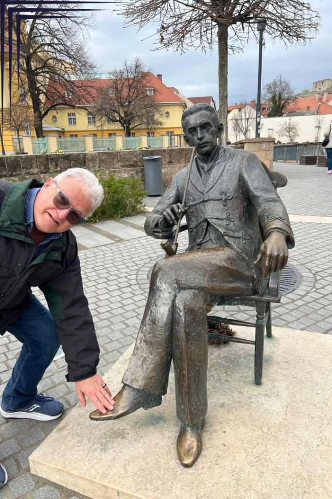 Charlie at Géza Gárdonyi square 